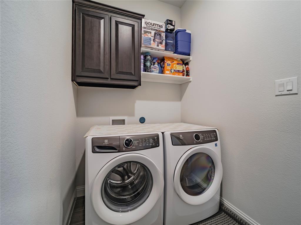 1809 Spinnaker Drive Denton, TX 76210 - Photo 13 of 18 a utility room with dryer and washer