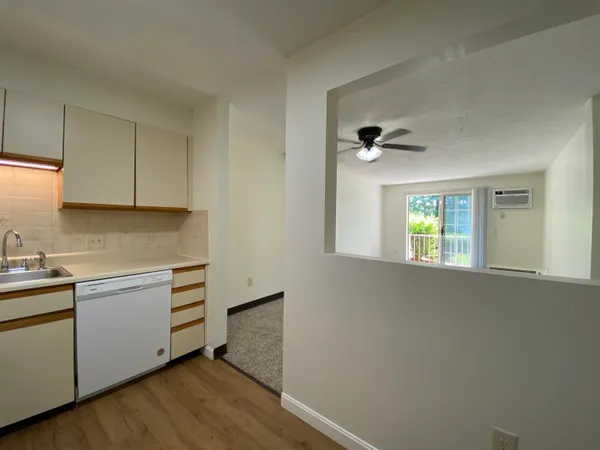 $1,799 | 379 Huse Road, Unit 33, Manchester, NH 03103