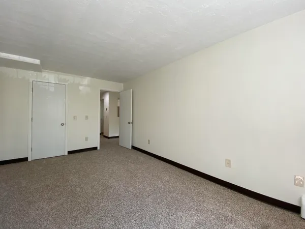 $1,799 | 379 Huse Road, Unit 33, Manchester, NH 03103