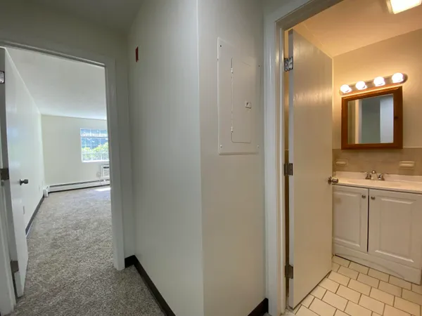 $1,799 | 379 Huse Road, Unit 33, Manchester, NH 03103