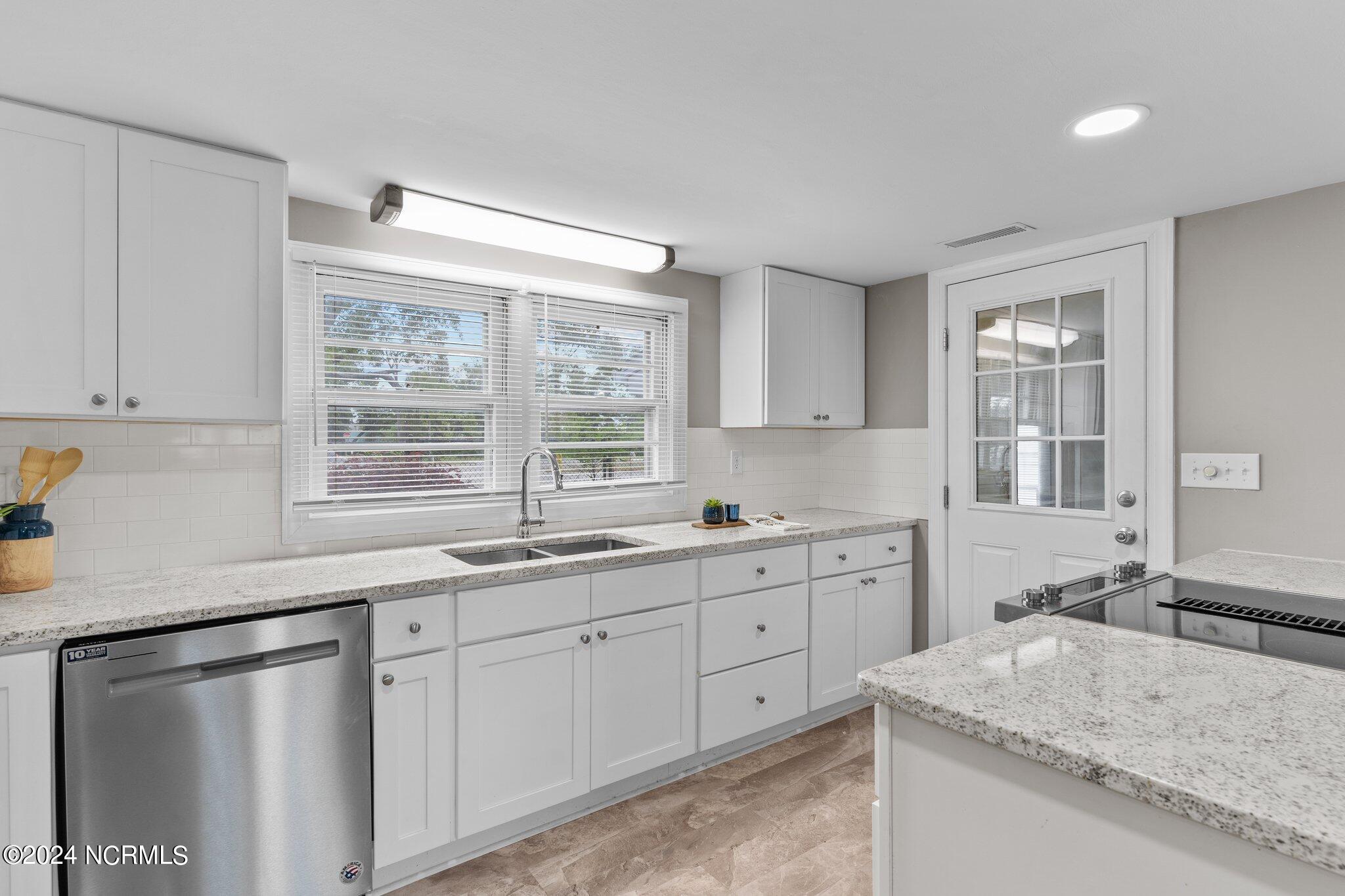 135 Bryan Road Wilmington, NC 28412 - Photo 18 of 60 Kitchen - 135 Bryan Rd