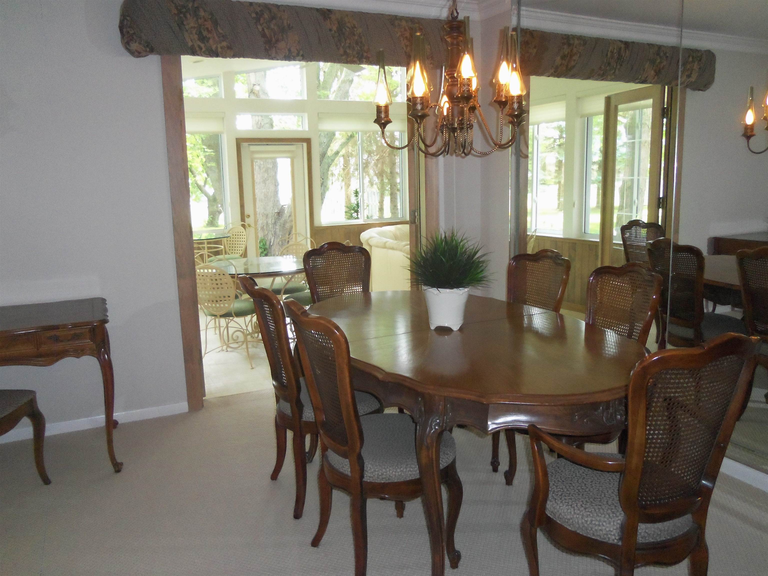 5310 East Carpenter Road Flint, MI 48506 - Photo 11 of 70 Living/Dining Room