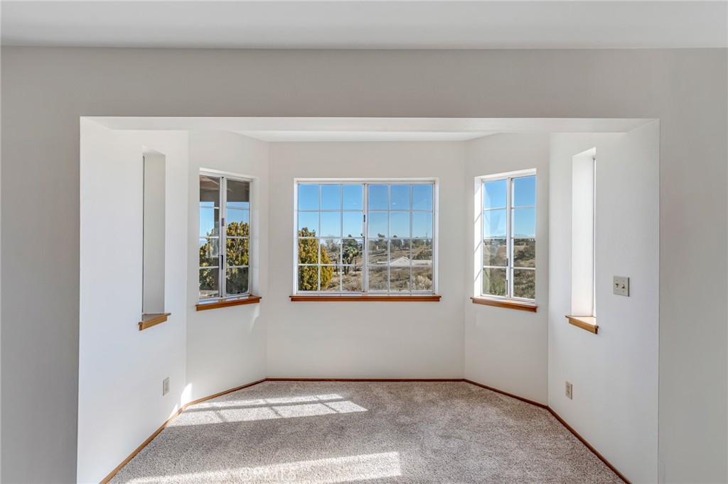8325 Johnson Road Phelan, CA 92371 - Photo 18 of 53 Breakfast nook