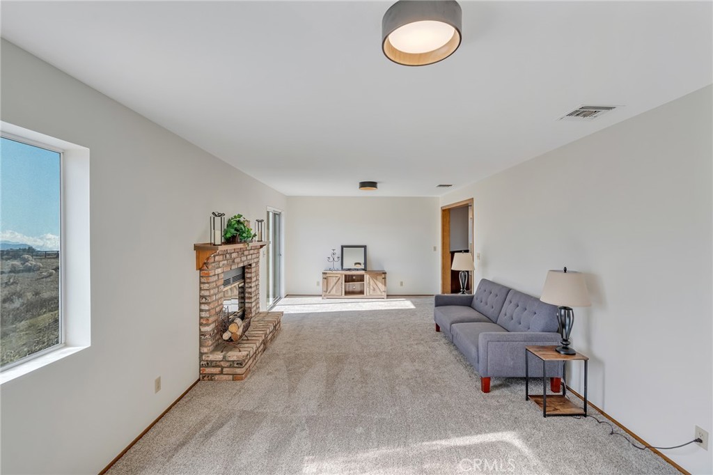 8325 Johnson Road Phelan, CA 92371 - Photo 21 of 53 Living room