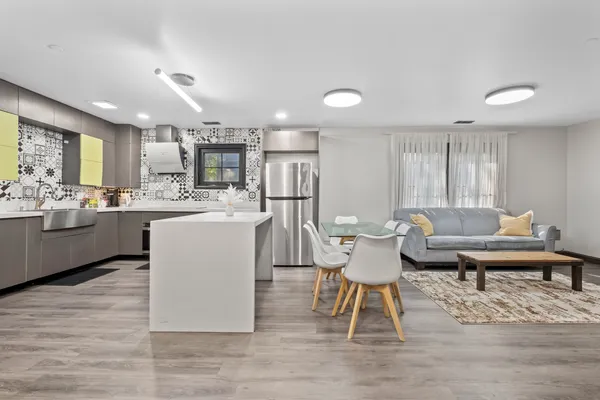 $2,700 | 2307 Lake Street, Unit 2, Evanston, IL 60201