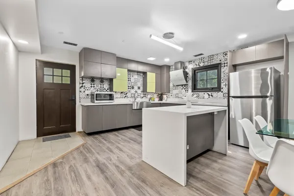 $2,700 | 2307 Lake Street, Unit 2, Evanston, IL 60201