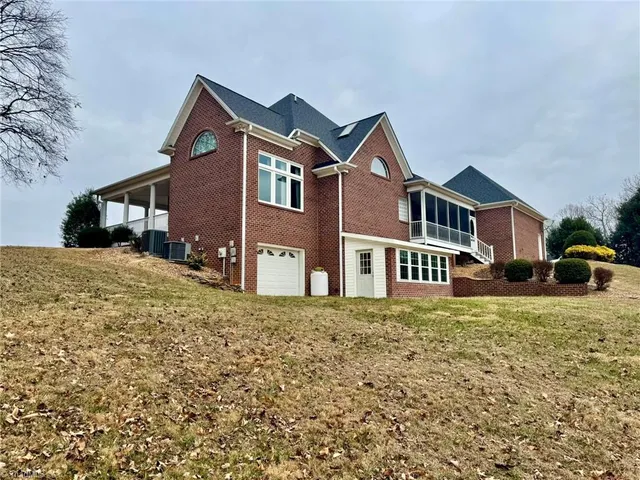 $995,500 | 1148 Town N Country Drive, Wilkesboro, NC 28697
