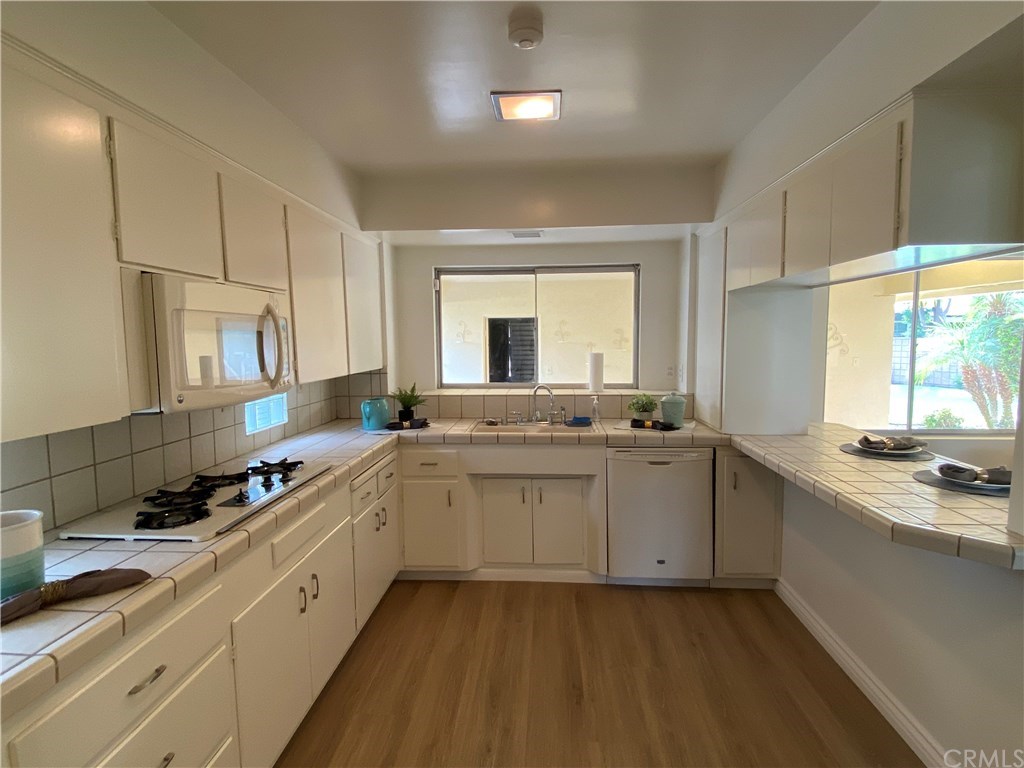 9727 Bellder Drive Downey, CA 90240 - Photo 13 of 41 Kitchen