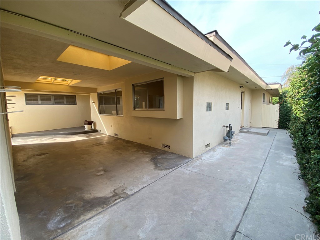 9727 Bellder Drive Downey, CA 90240 - Photo 4 of 41 Breezeway / Side of house