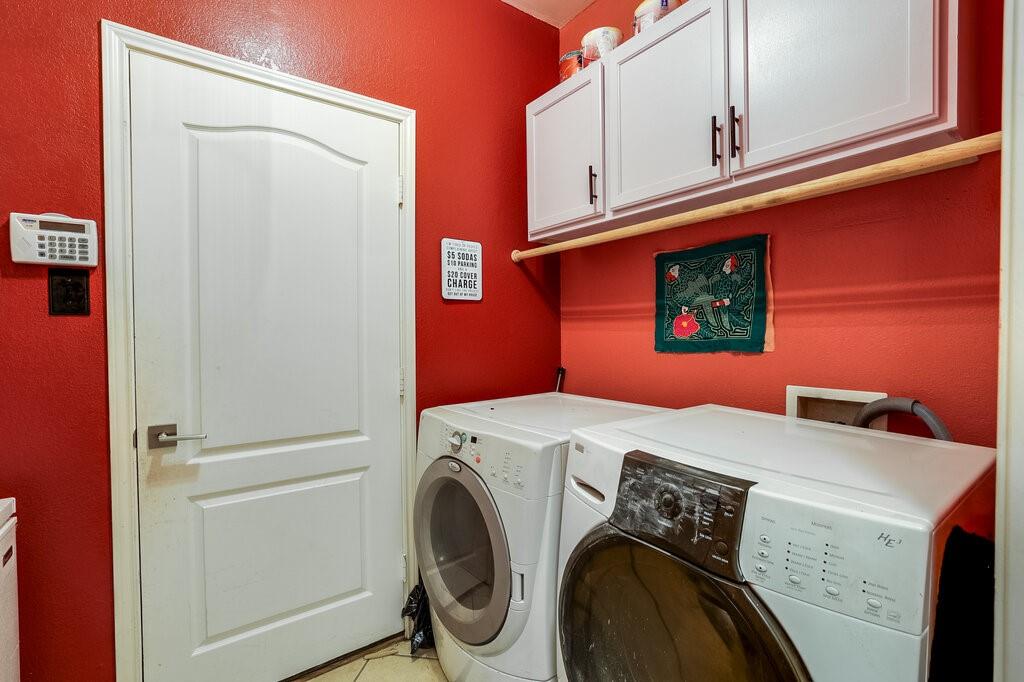 706 Gentry Drive Arlington, TX 76018 - Photo 27 of 39 a utility room with dryer and washer