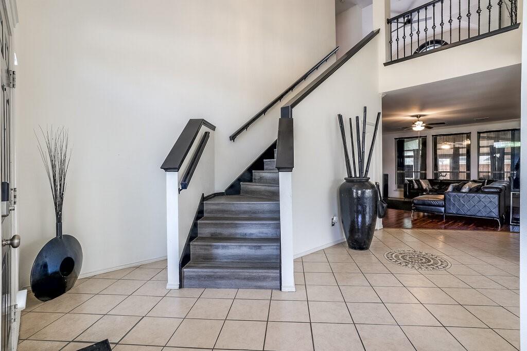 706 Gentry Drive Arlington, TX 76018 - Photo 4 of 39 a view of an entryway