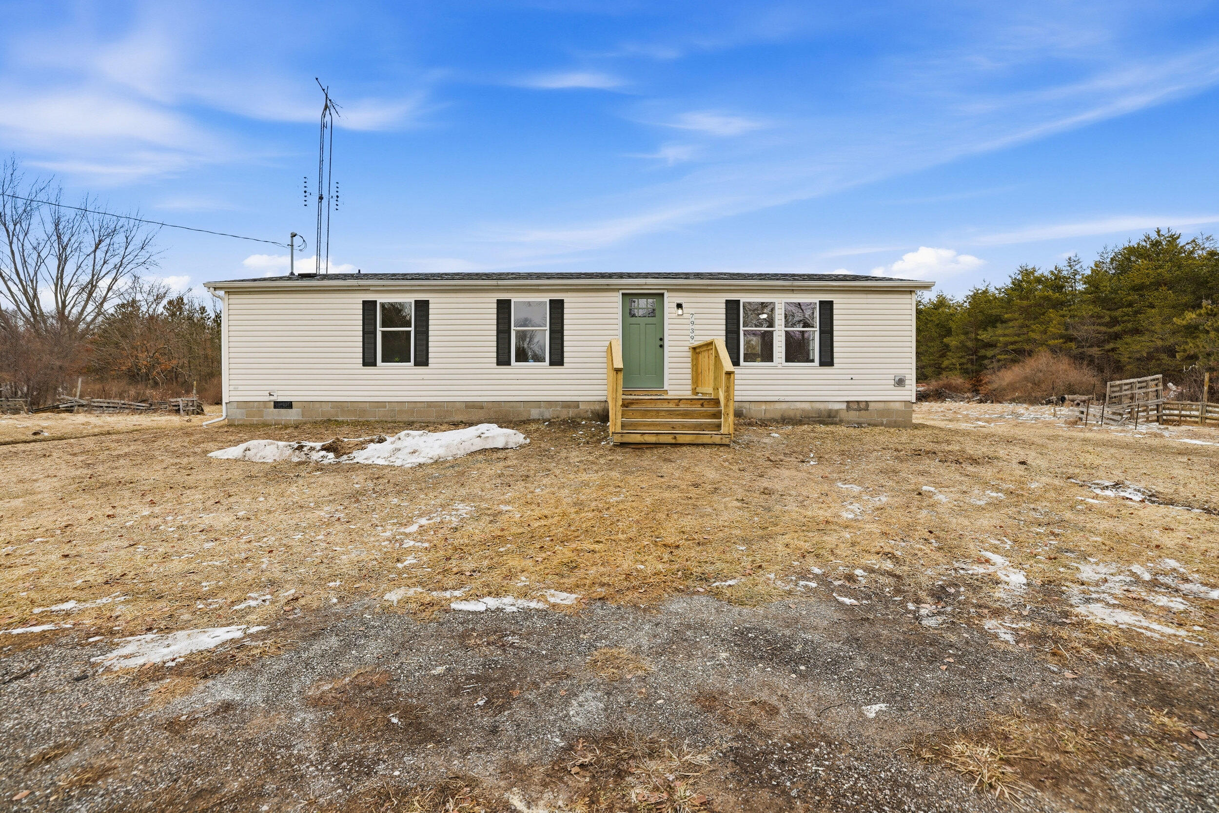 7939 e moore rd-001