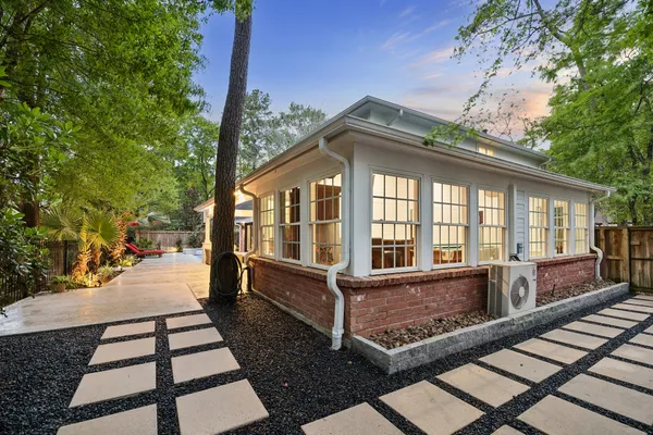 $1,125,000 | 10 Starviolet Street, The Woodlands, TX 77380