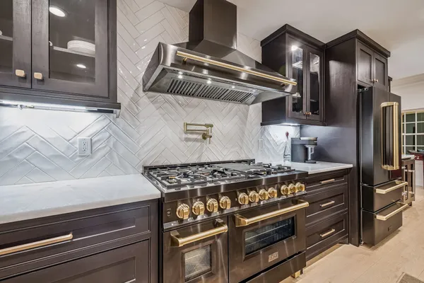 $1,125,000 | 10 Starviolet Street, The Woodlands, TX 77380