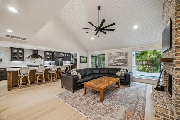 $1,125,000 | 10 Starviolet Street, The Woodlands, TX 77380