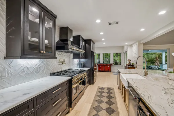 $1,125,000 | 10 Starviolet Street, The Woodlands, TX 77380