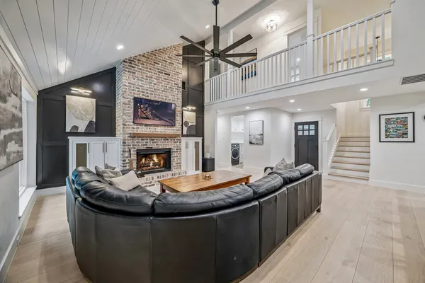 $1,125,000 | 10 Starviolet Street, The Woodlands, TX 77380
