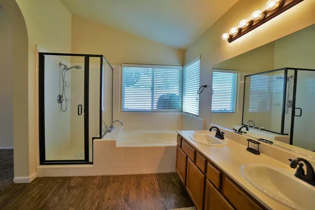 a view of a backyard