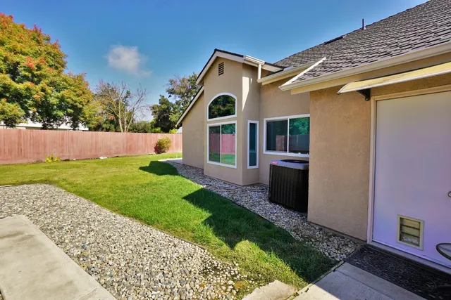 a view of garden with an tree