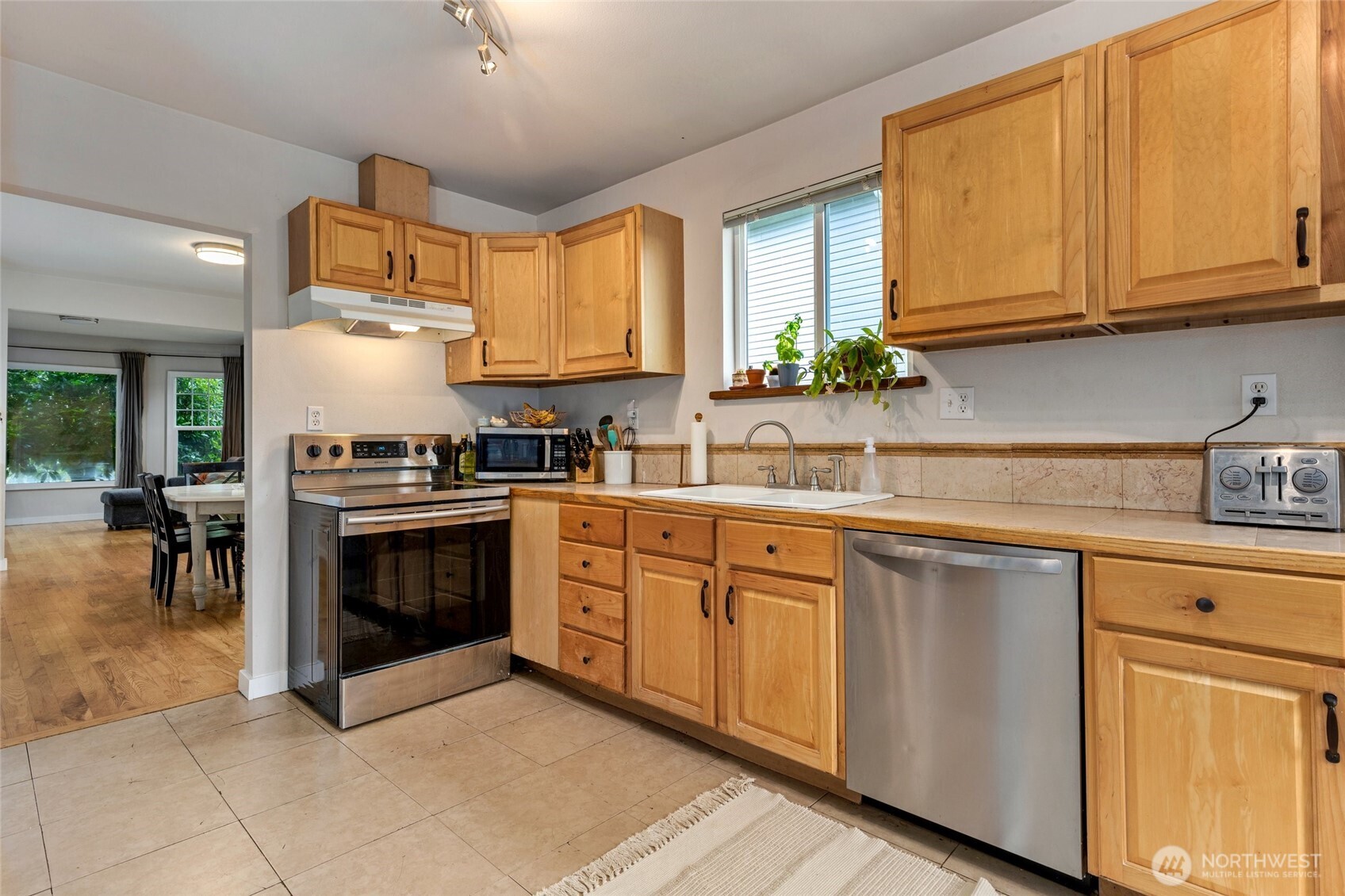 2418 Chestnut Street Everett, WA 98201 - Photo 12 of 34