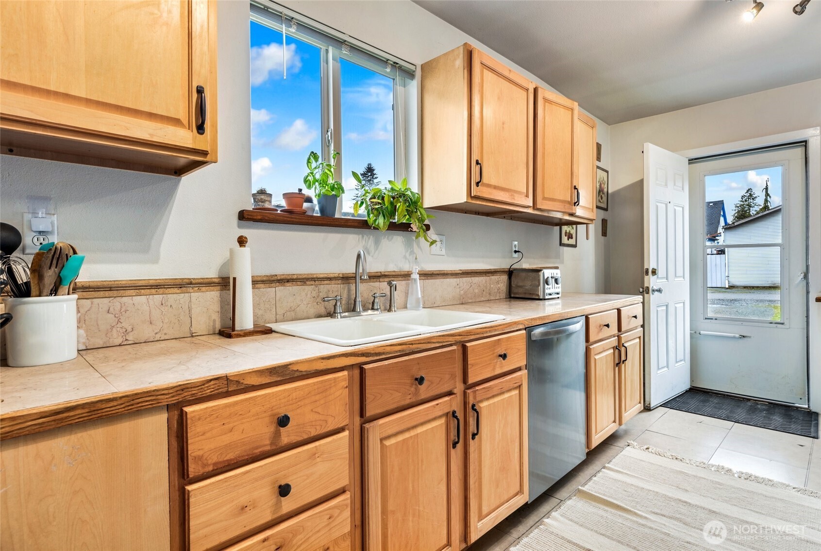 2418 Chestnut Street Everett, WA 98201 - Photo 13 of 34