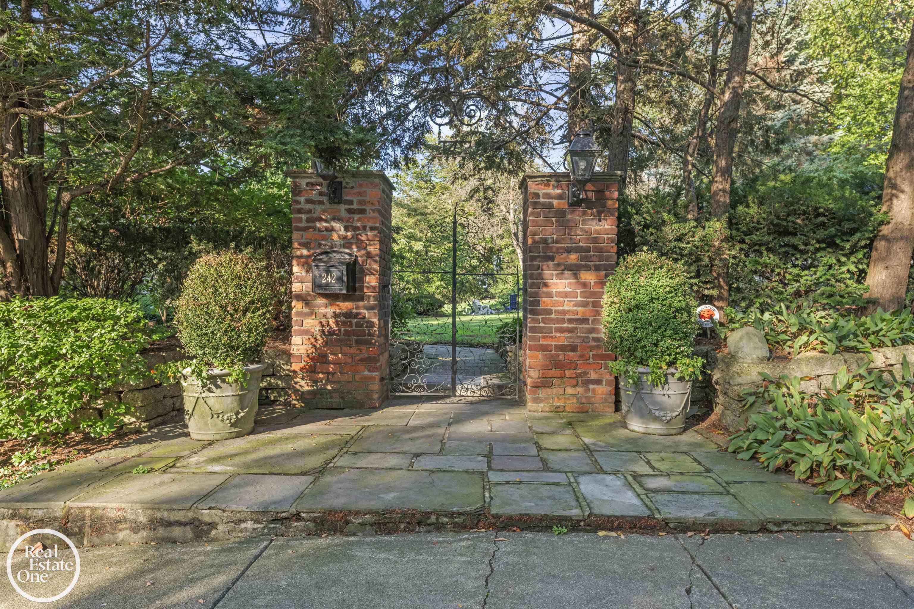 242 Lewiston Road Grosse Pointe, MI 48236 - Photo 1 of 63 50202667-4bb17f5a-bde5-4718-892f-763ee68ba0d5.JPG