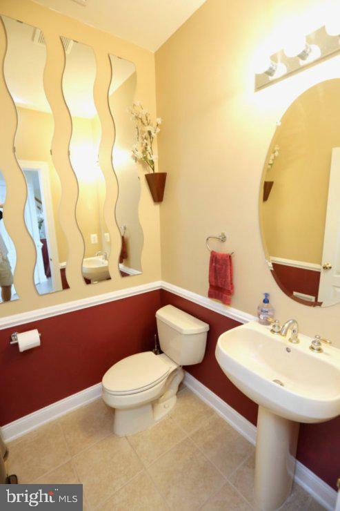 42556 Flemming Drive Chantilly, VA 20152 - Photo 33 of 84 MAIN LEVEL HALF BATH ROOM