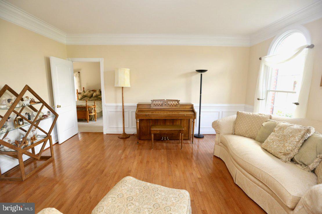 42556 Flemming Drive Chantilly, VA 20152 - Photo 36 of 84 LIVING ROOM WITH HARD WOOD FLOORS