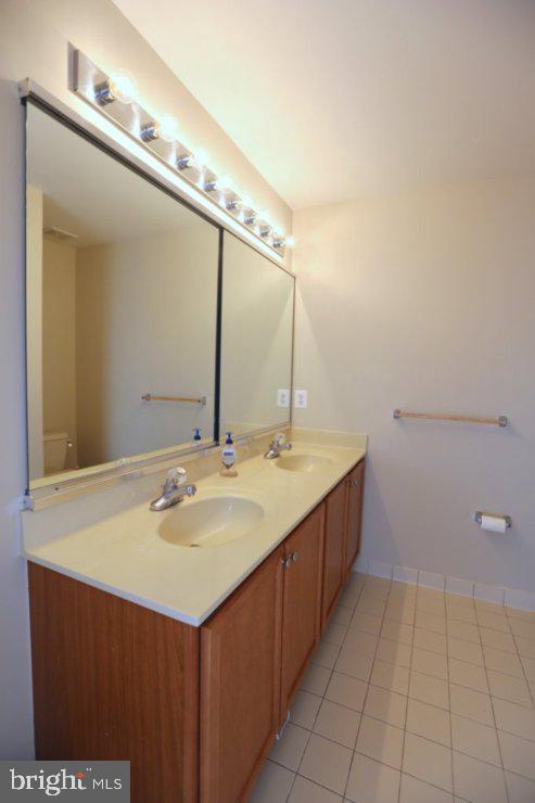 42556 Flemming Drive Chantilly, VA 20152 - Photo 57 of 84 FULL SHARED BATH UPSTAIRS