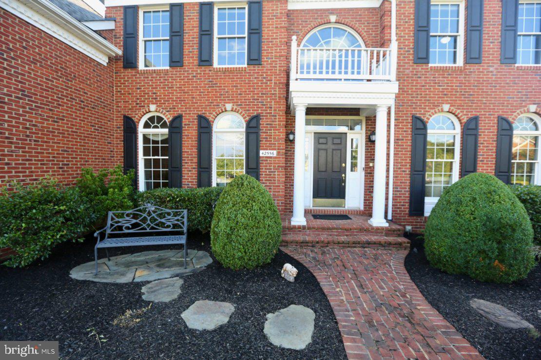 42556 Flemming Drive Chantilly, VA 20152 - Photo 10 of 84 CLOSEUP OF FRONT ENTRANCE