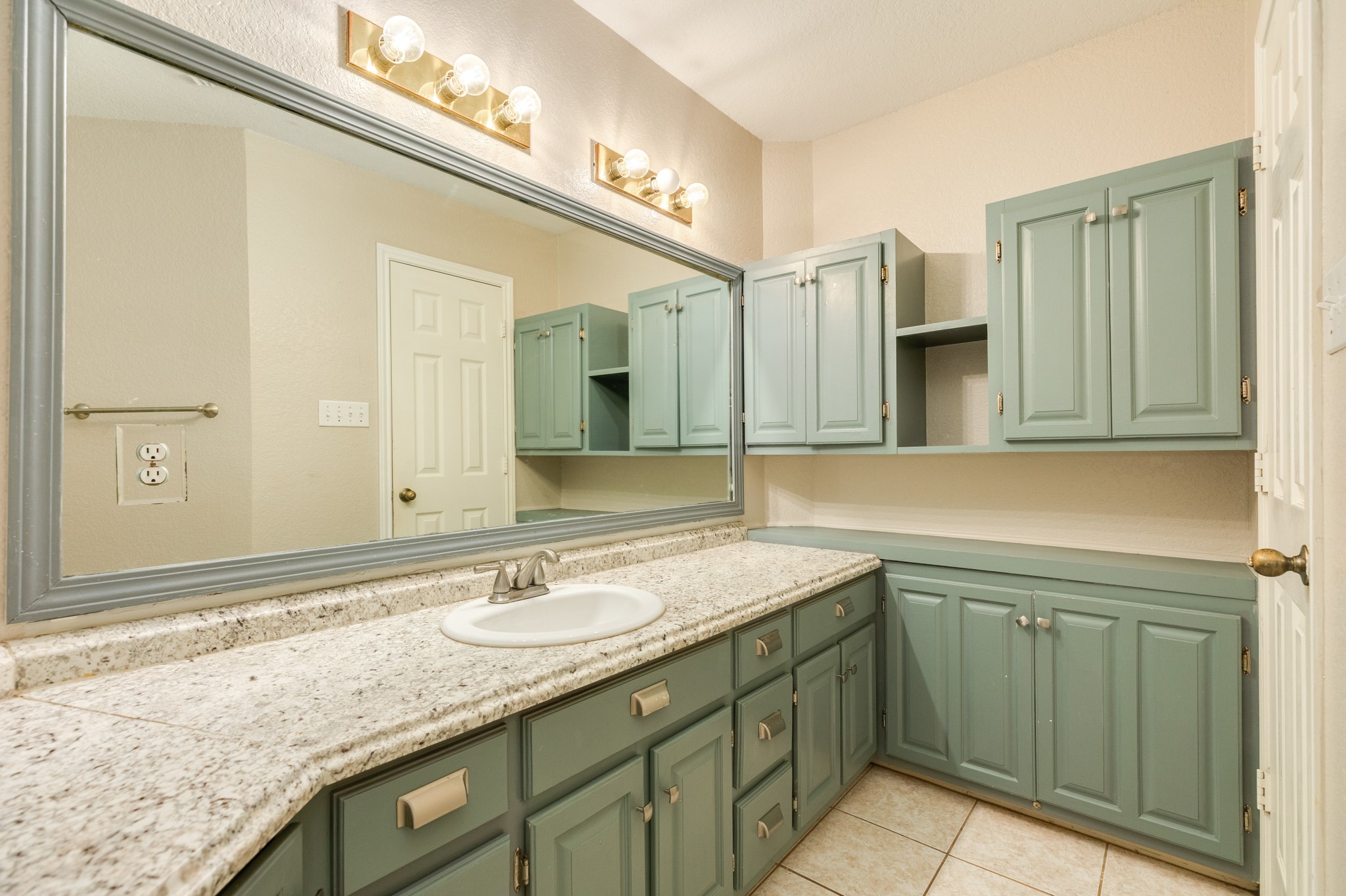 224 North Ranch House Road Angleton, TX 77515 - Photo 15 of 30