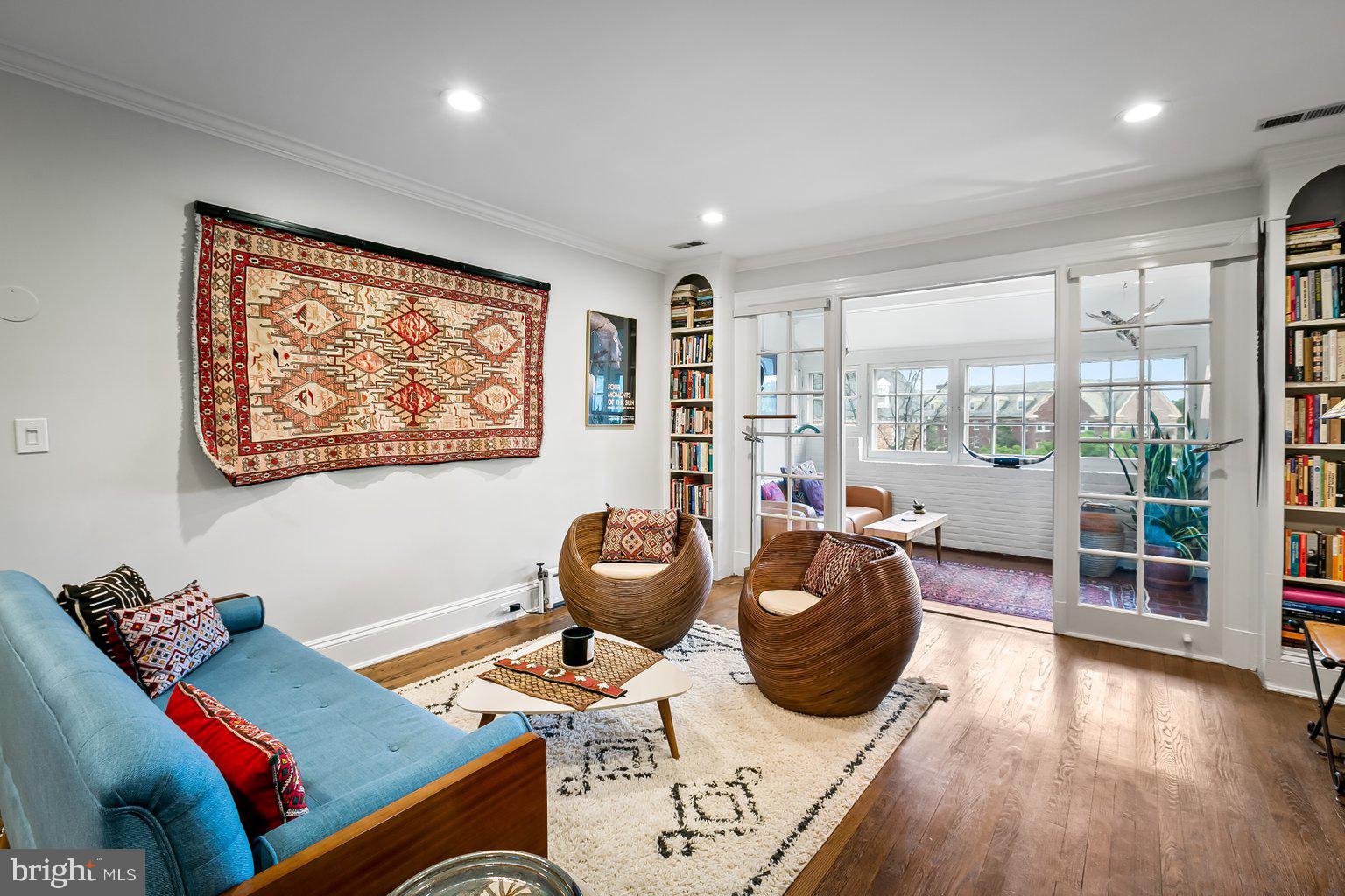 610 Somerset Road, Unit 302 Baltimore, MD 21210 - Photo 6 of 35 living roam and sunroom