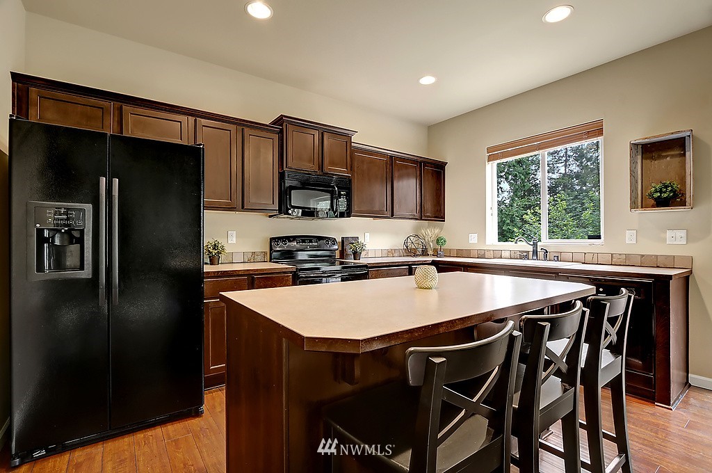 301 Field Place Northeast Renton, WA 98059 - Photo 5 of 17