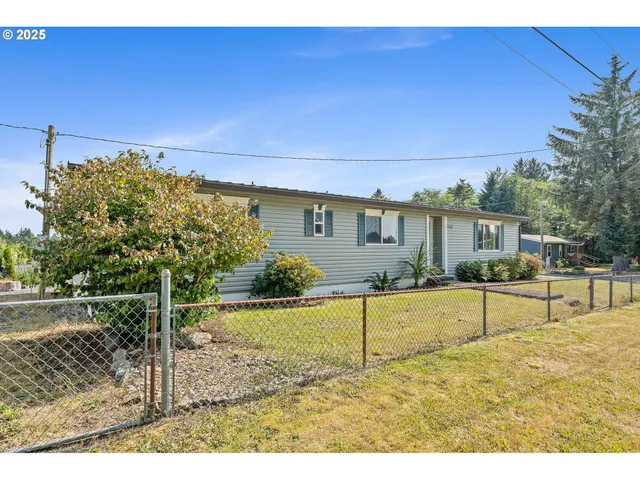a view of a house with backyard and a tree