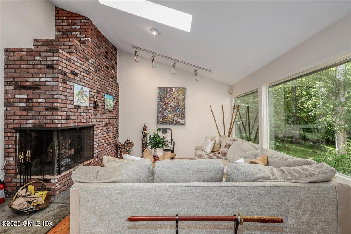 69 Studio Road Stamford, CT 06903 - Photo 10 of 35 Vlt ceiling, skylts & fpl