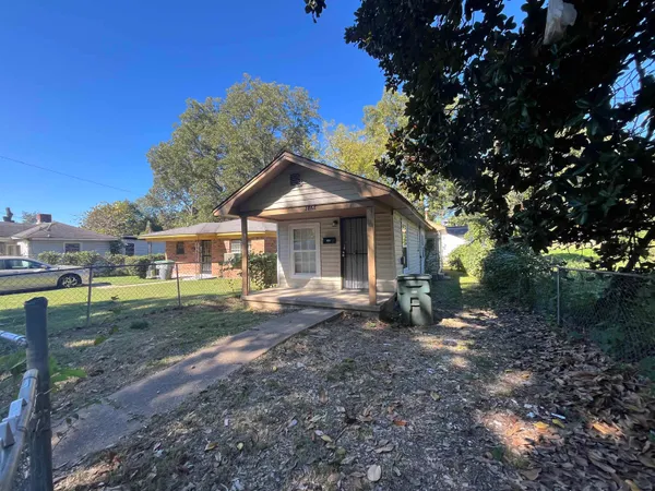 a view of a house with backyard