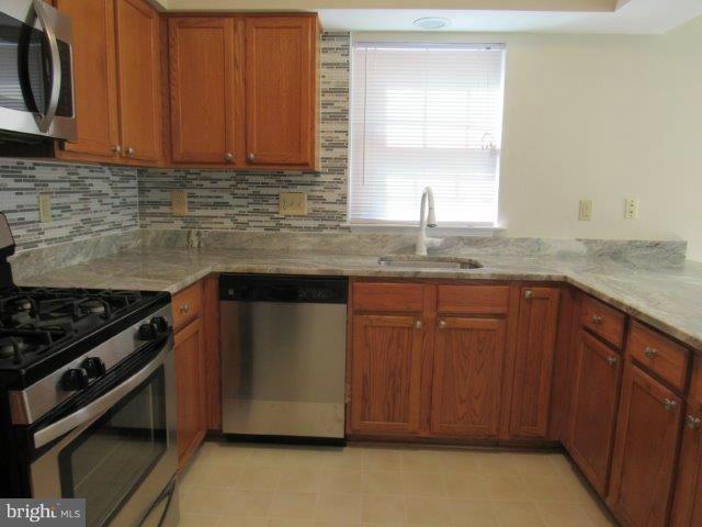 9915 Raintree Way Clinton, MD 20735 - Photo 13 of 29 Kitchen