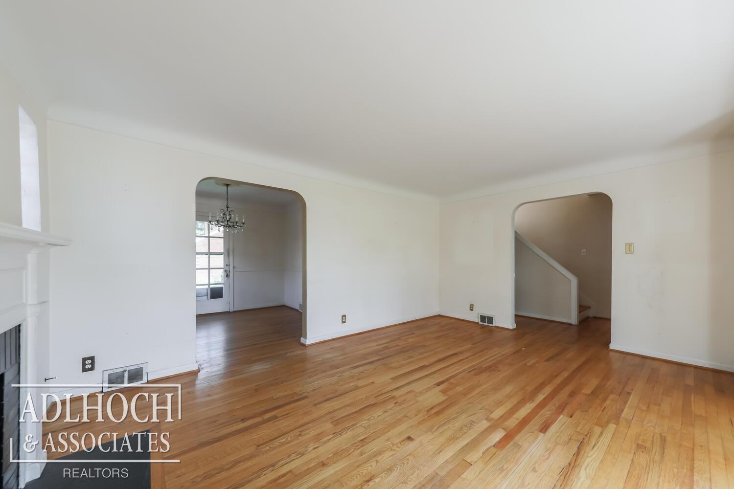 1048 Vernier Road Grosse Pointe, MI 48236 - Photo 4 of 16 50119480-3.JPG