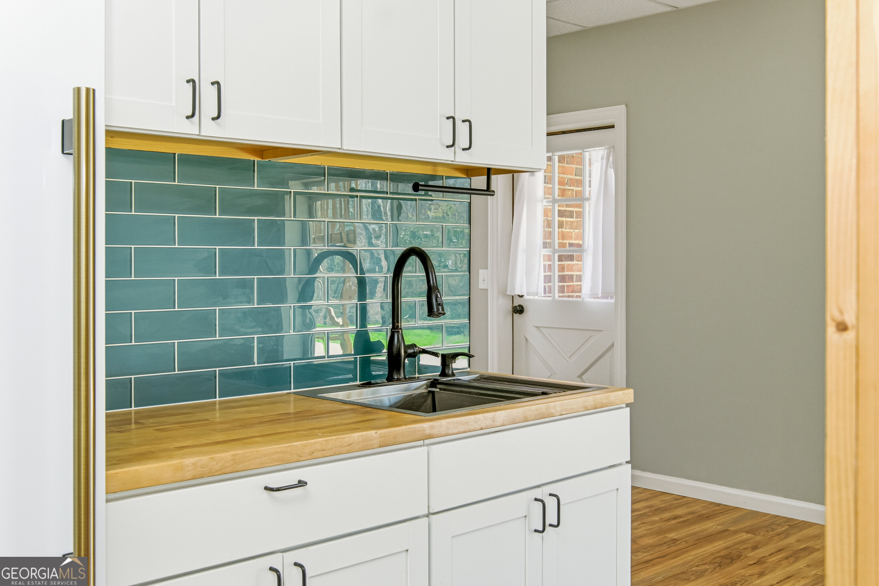 3302 Hickory Point Gainesville, GA 30506 - Photo 49 of 73 a bathroom with a sink and a bathtub