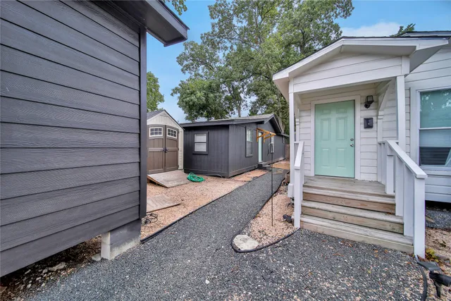 a view of a house with backyard