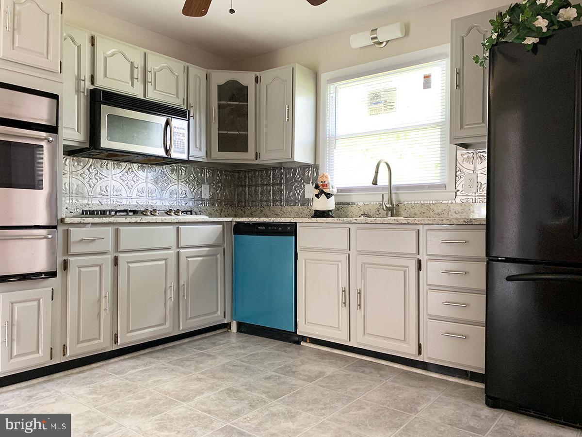 7008 Gaymount Road Baltimore, MD 21244 - Photo 3 of 9 Granite counter top