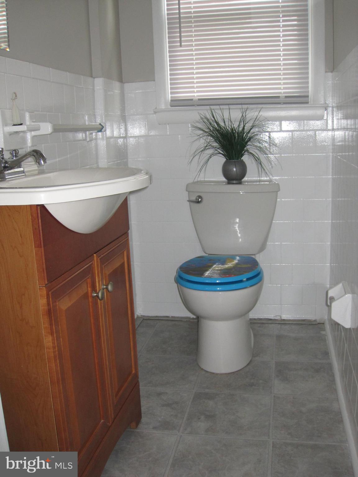 7008 Gaymount Road Baltimore, MD 21244 - Photo 7 of 9 Bath on main floor