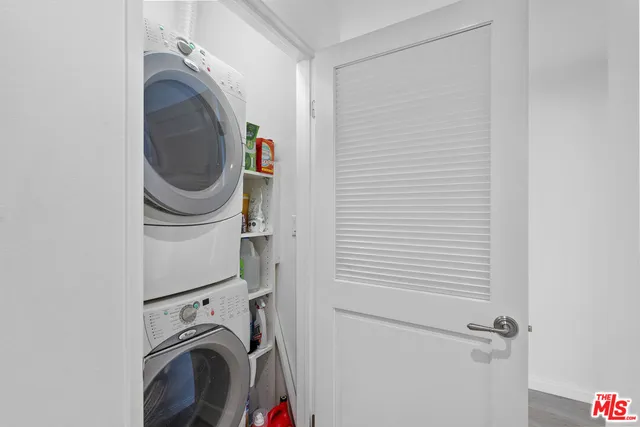 a close up view of a washer and dryer