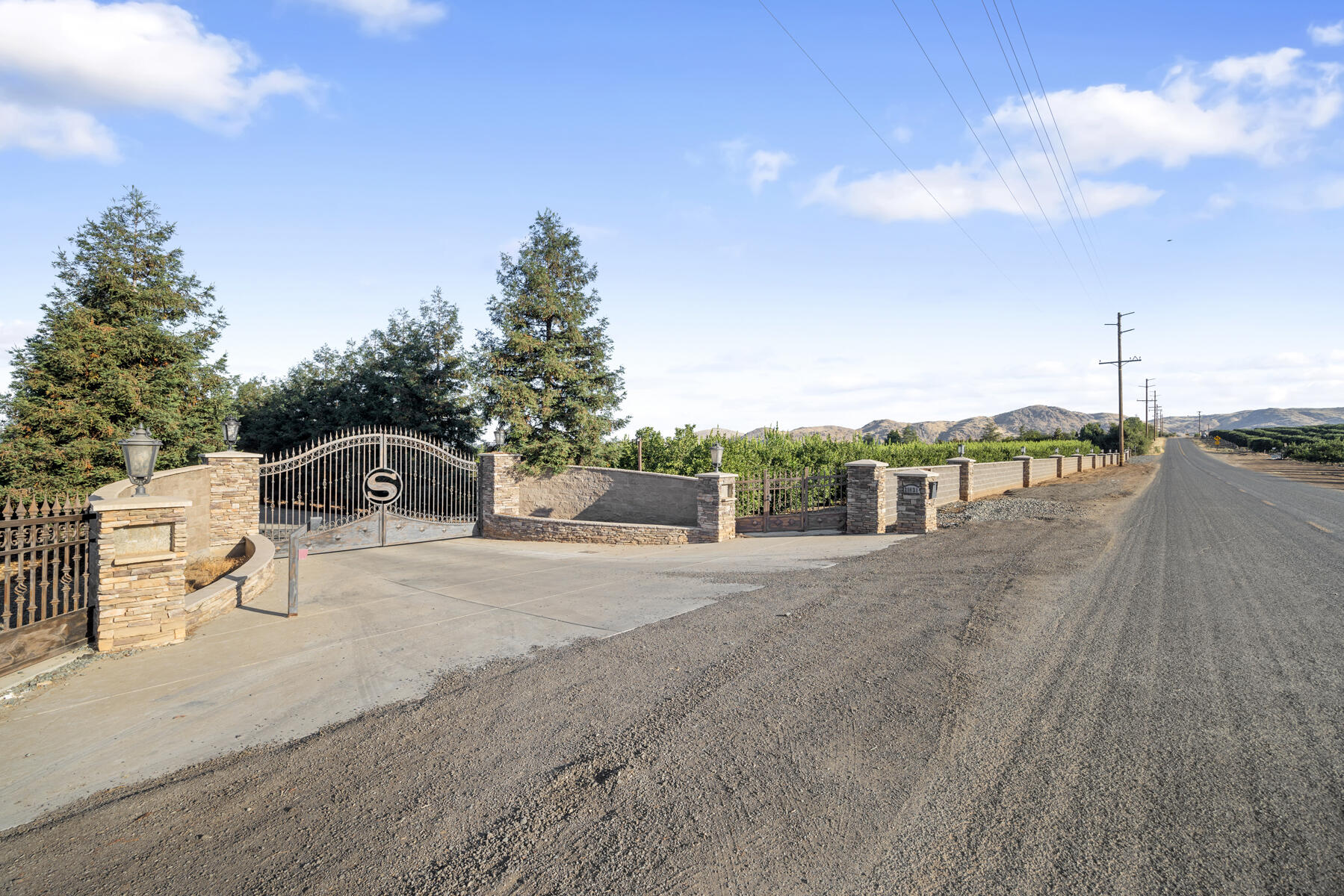 21031 Road 256 Strathmore, CA 93267 - Photo 4 of 55 05 - Front Entrance of Property