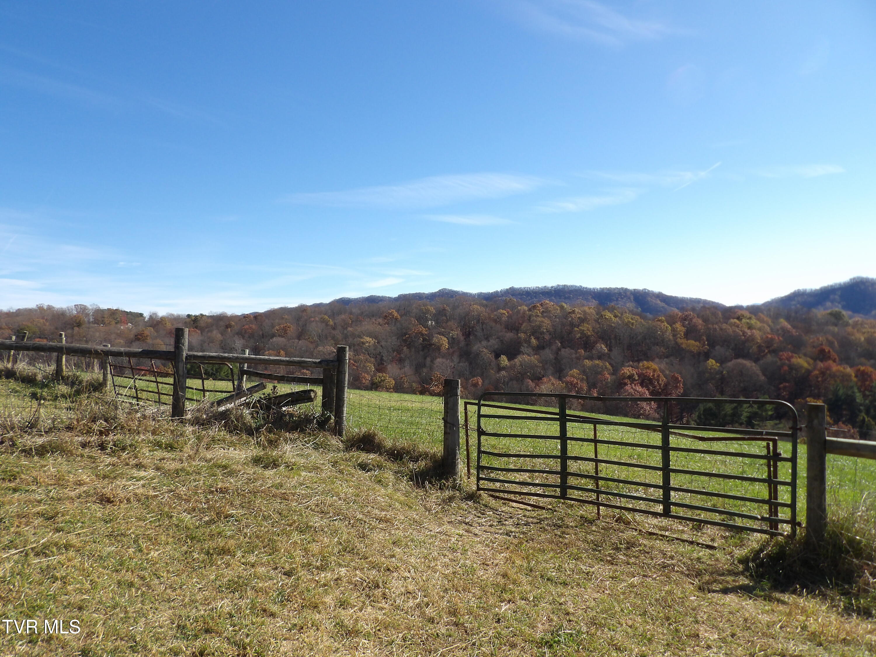 107 Edgewood/crusenberry Road Saltville, VA 24370 - Photo 4 of 14 100_0025