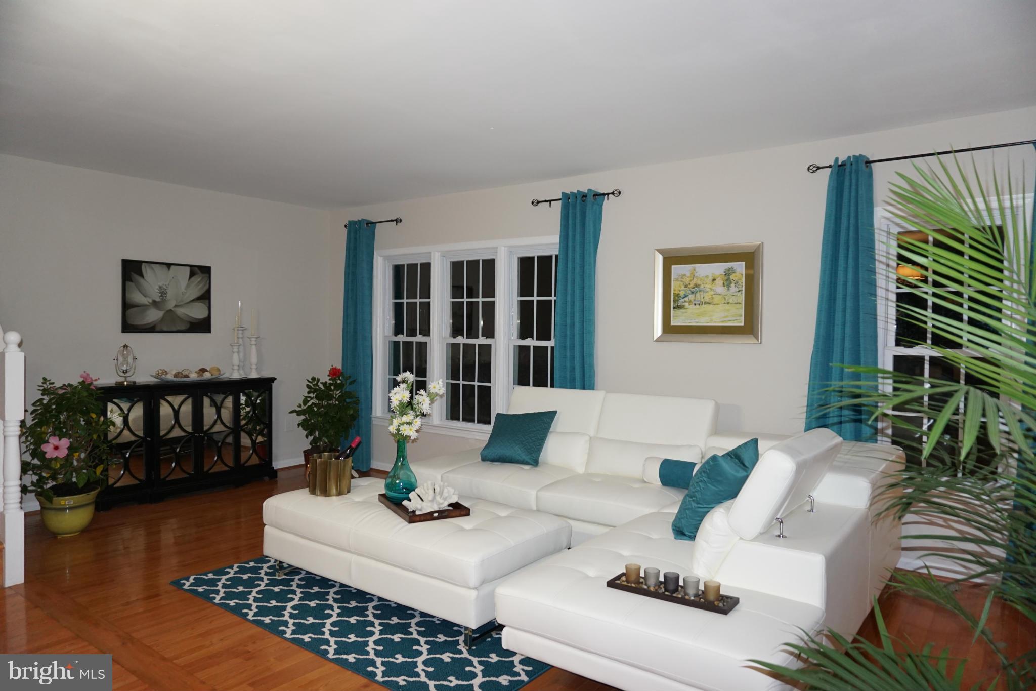 9122 Fisteris Court Springfield, VA 22152 - Photo 6 of 27 Living Room