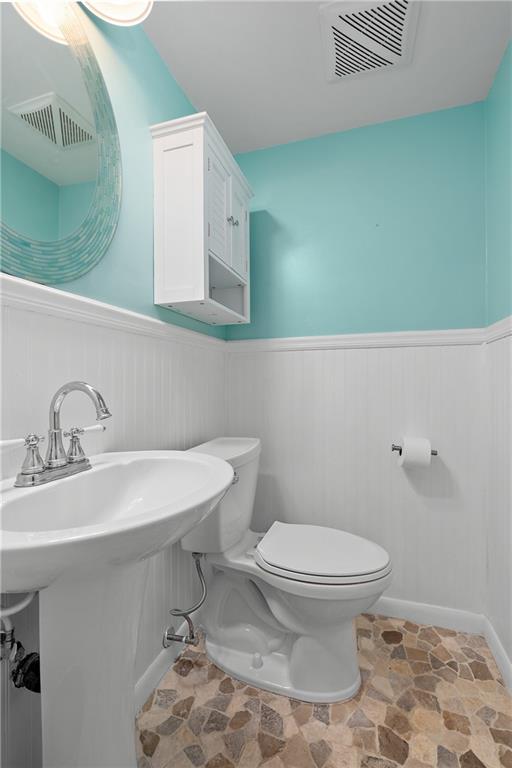 8210 Bramble Lane Pittsburgh, PA 15237 - Photo 14 of 25 a bathroom with a sink a toilet and mirror