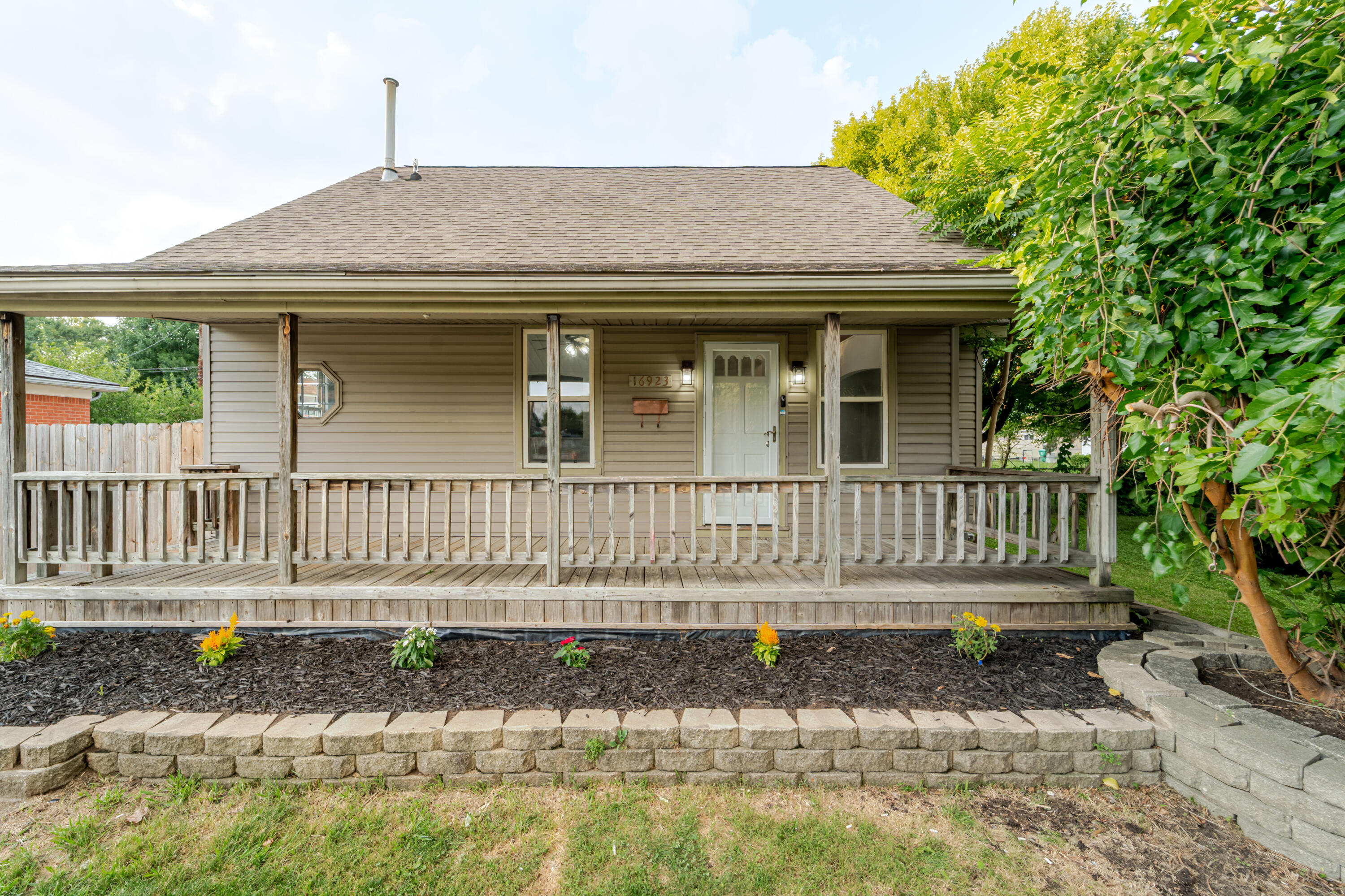16923 Stephens Eastpointe, MI 48021 - Photo 2 of 25 Exterior 2