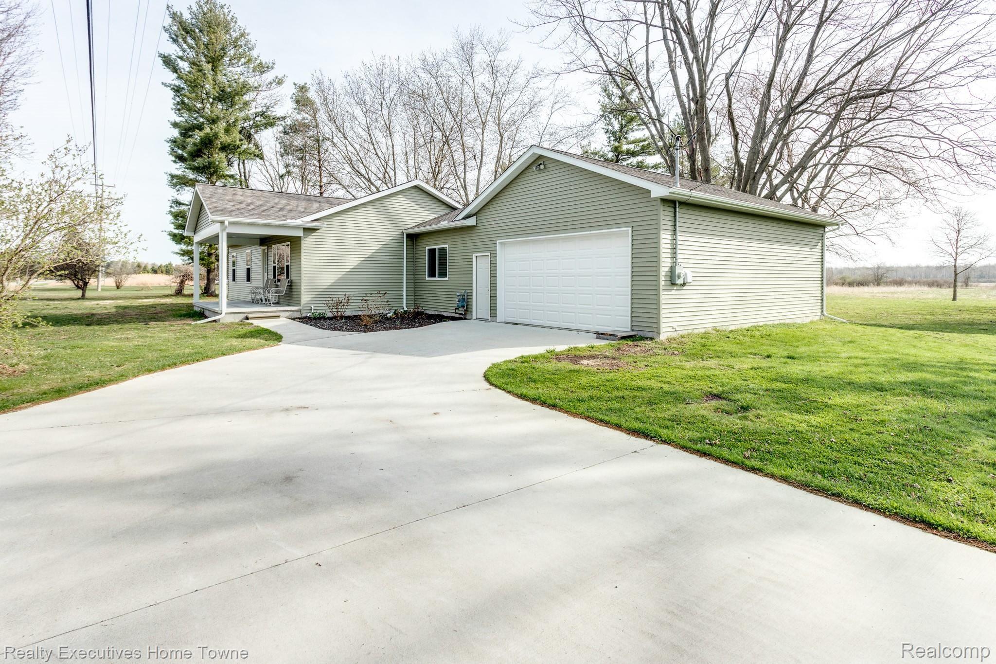 6324 State Road Fort Gratiot, MI 48059 - Photo 2 of 34 6324 State Rd (7 of 22).jpg