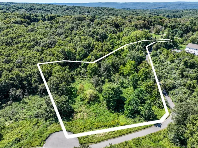 $949,000 | 2 Delia Lane, New Milford, CT 06776